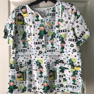 Peaches Sport St. Patrick's Day Scrub Top L